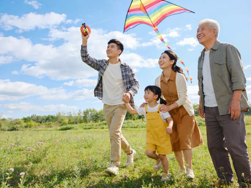 三代同堂户外放风筝图片