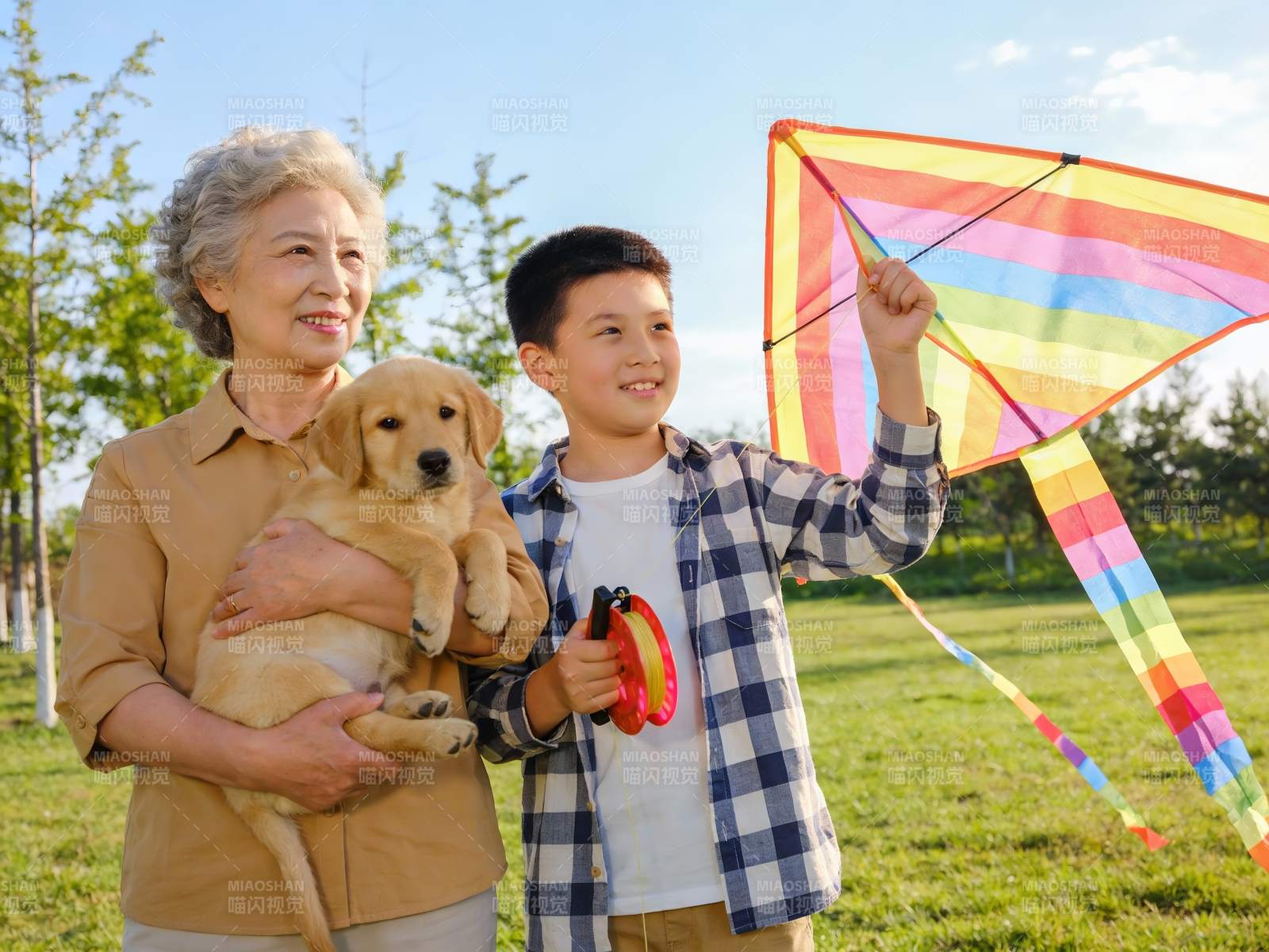 祖孙户外放风筝与宠物狗图片