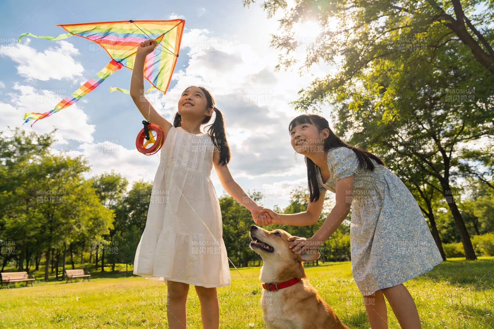姐妹放风筝与狗狗互动图片