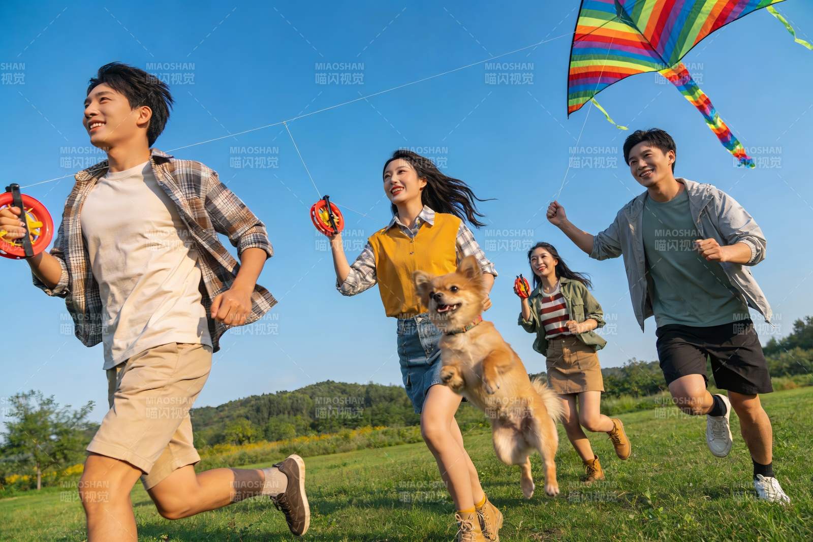 青年户外放风筝欢乐奔跑图片