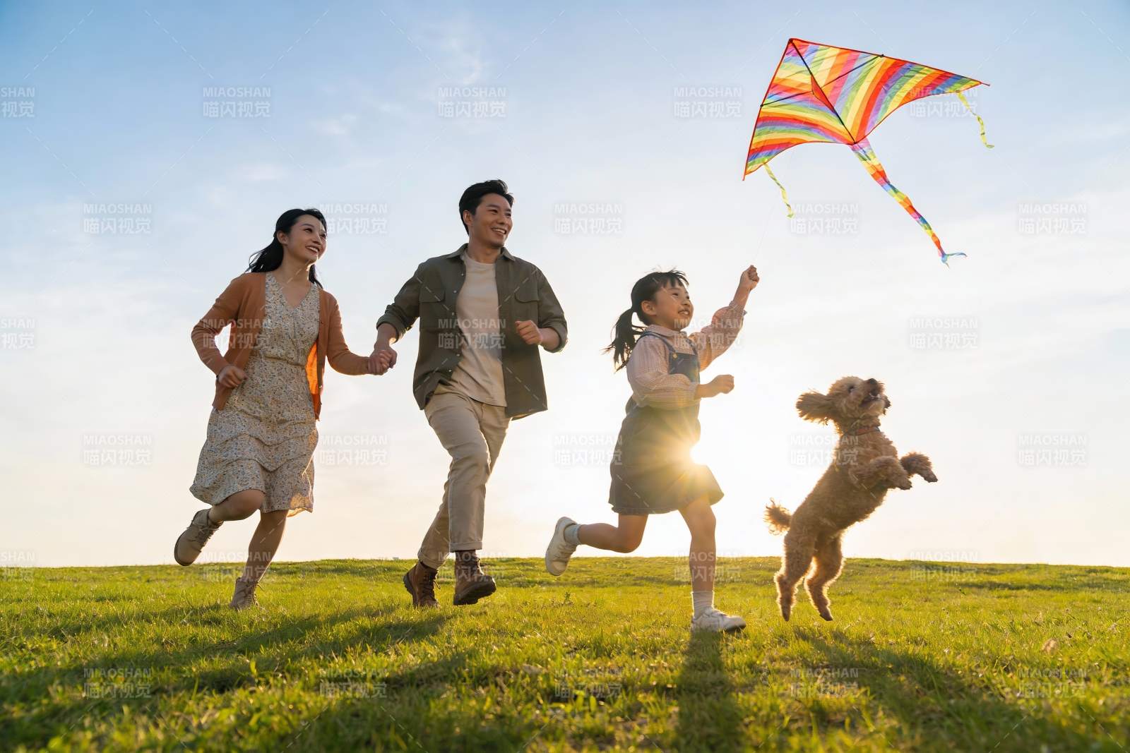 一家三口户外放风筝欢乐奔跑图片