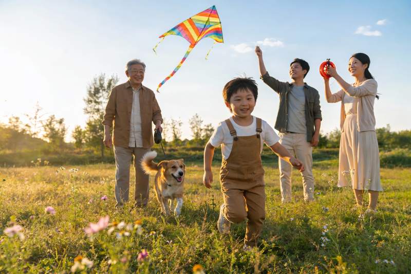 三代同堂户外放风筝图片