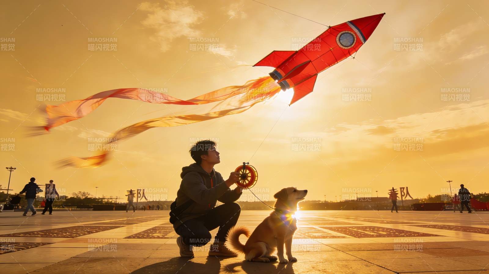 男子与爱犬放飞火箭风筝图片