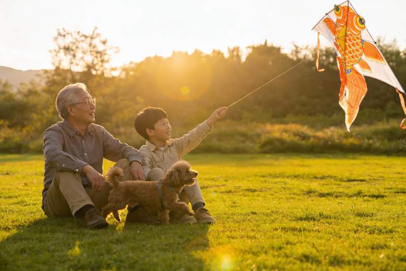 祖孙放风筝其乐融融图片