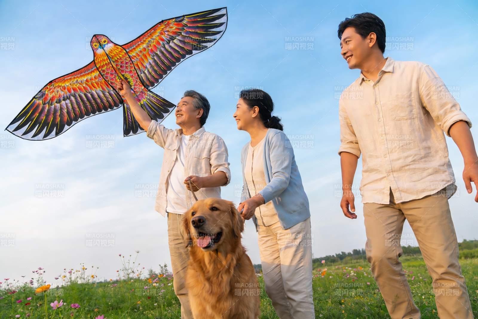 三代同堂户外放风筝图片