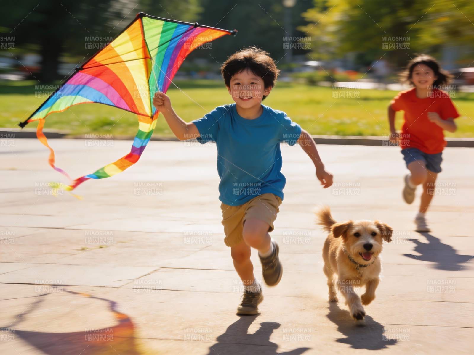儿童公园放风筝欢乐奔跑图片