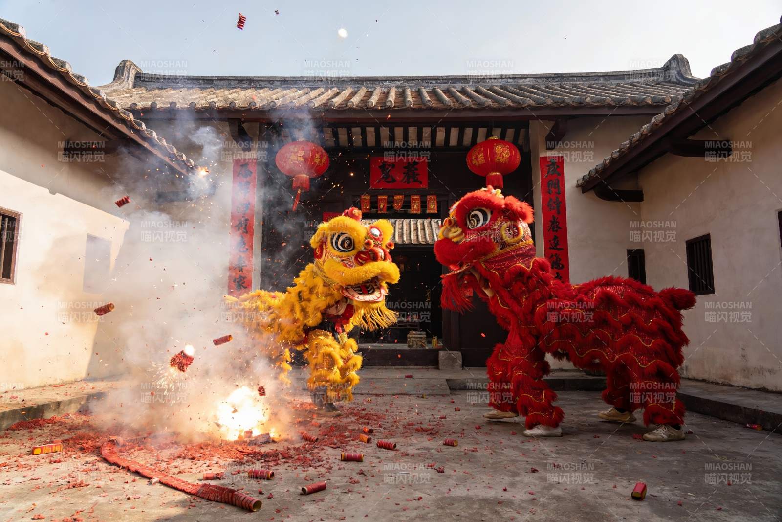 传统舞狮表演燃放鞭炮图片