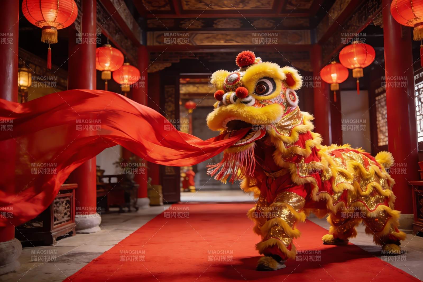 传统舞狮表演于古建筑内图片