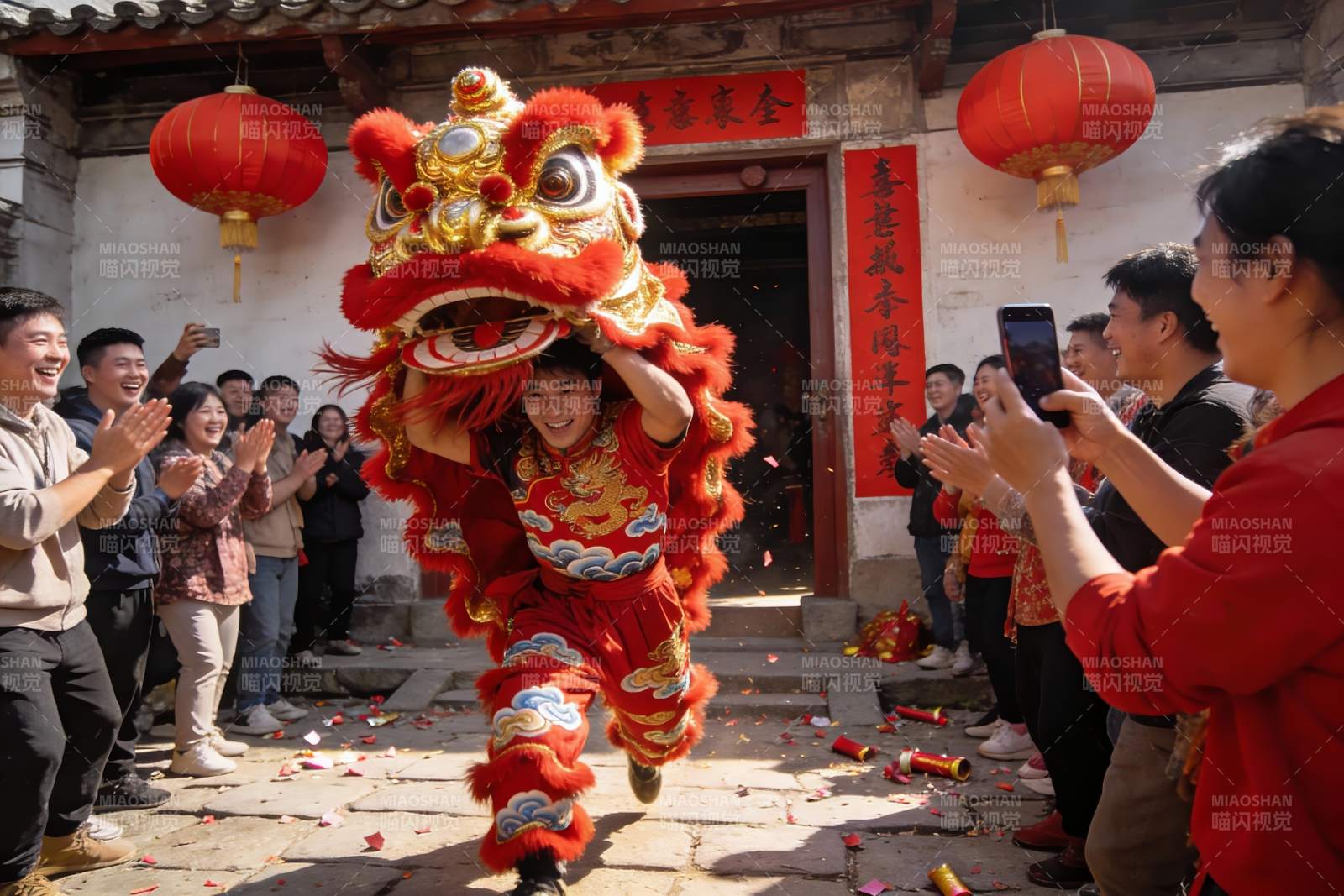 舞狮表演热闹非凡众人围观图片