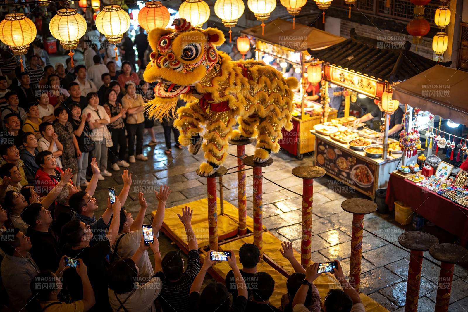 街头舞狮表演热闹非凡图片