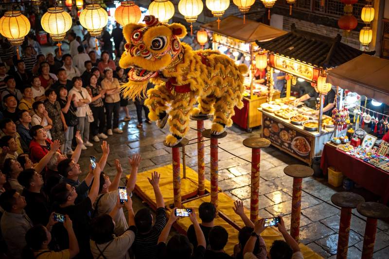 街头舞狮表演热闹非凡图片