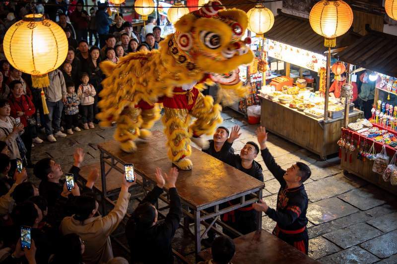 街头舞狮表演热闹非凡图片