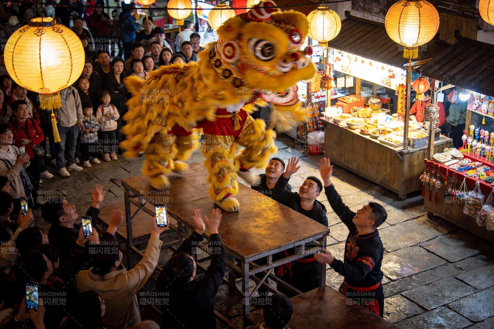 街头舞狮表演热闹非凡图片