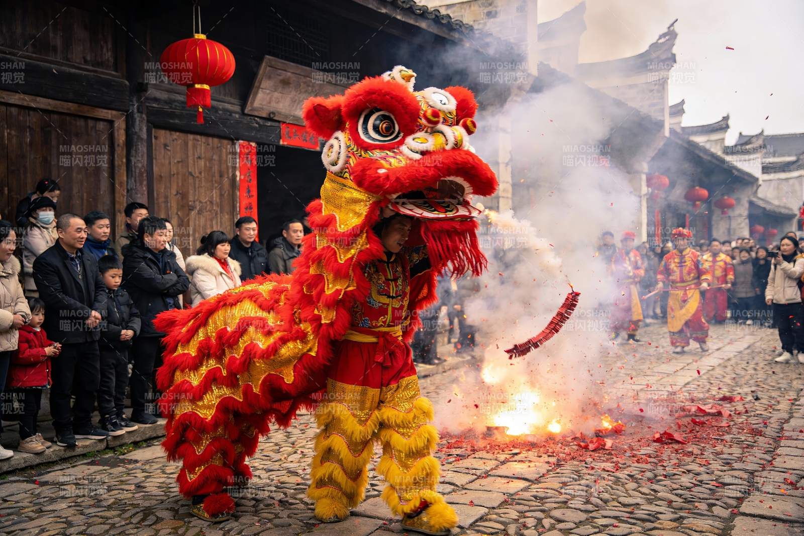 街头舞狮表演热闹非凡图片
