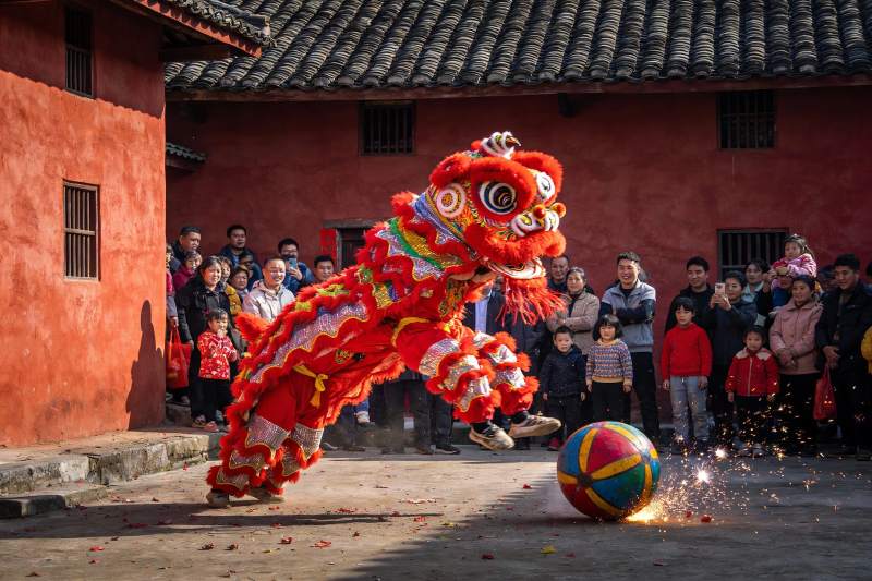 舞狮表演火花四溅热闹非凡图片