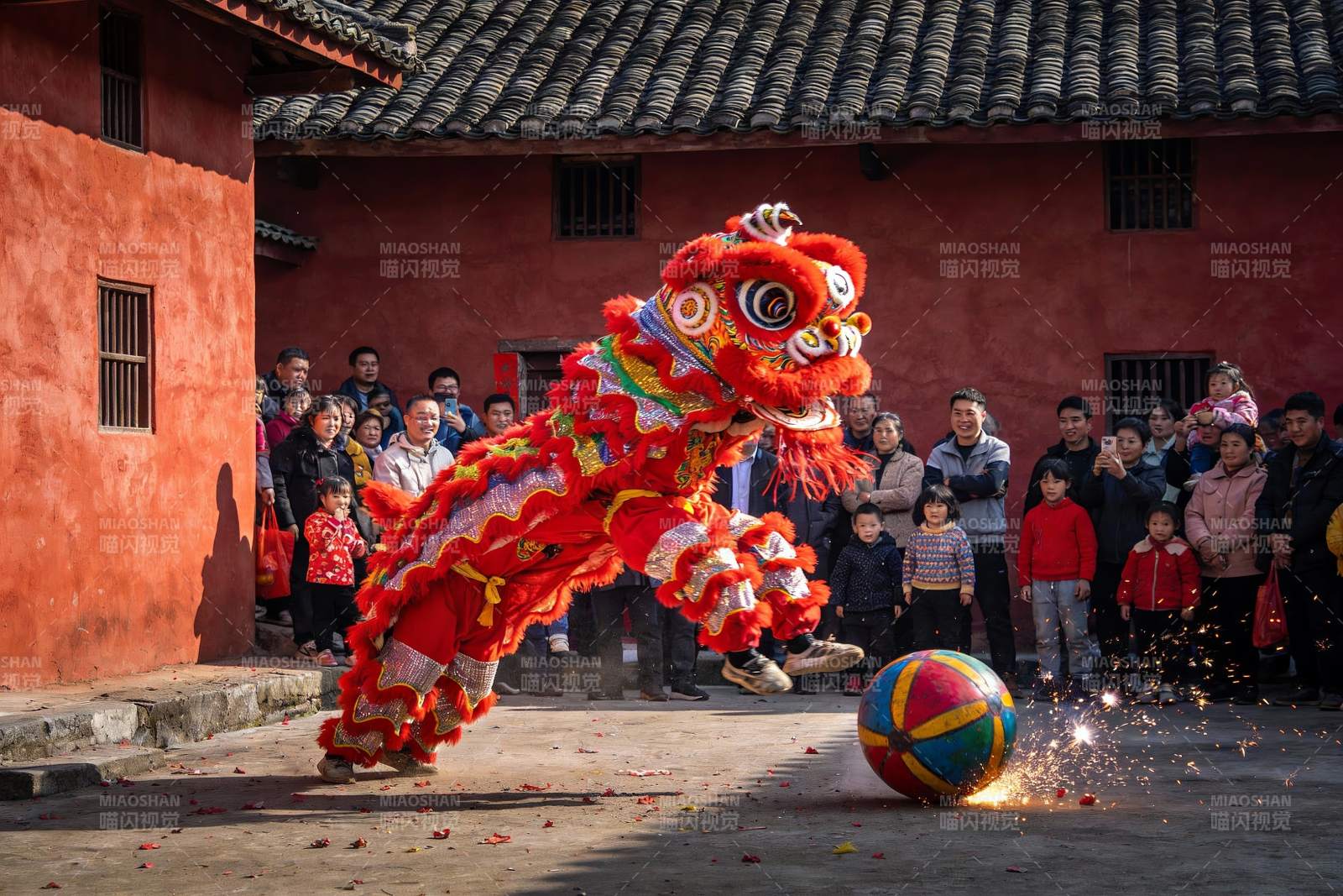 舞狮表演火花四溅热闹非凡图片