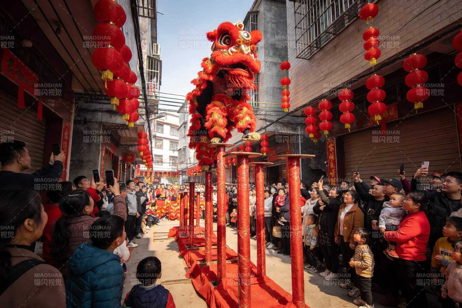 街头舞狮表演热闹非凡图片