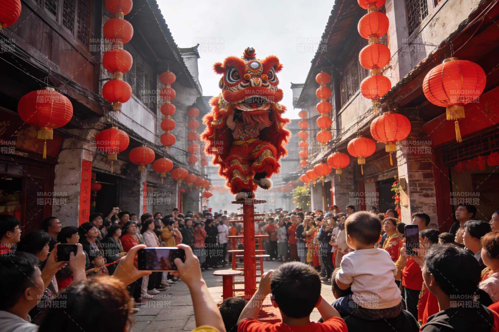 古街舞狮表演热闹非凡图片