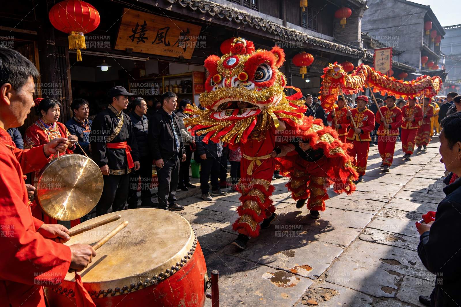 街头舞狮表演热闹非凡图片