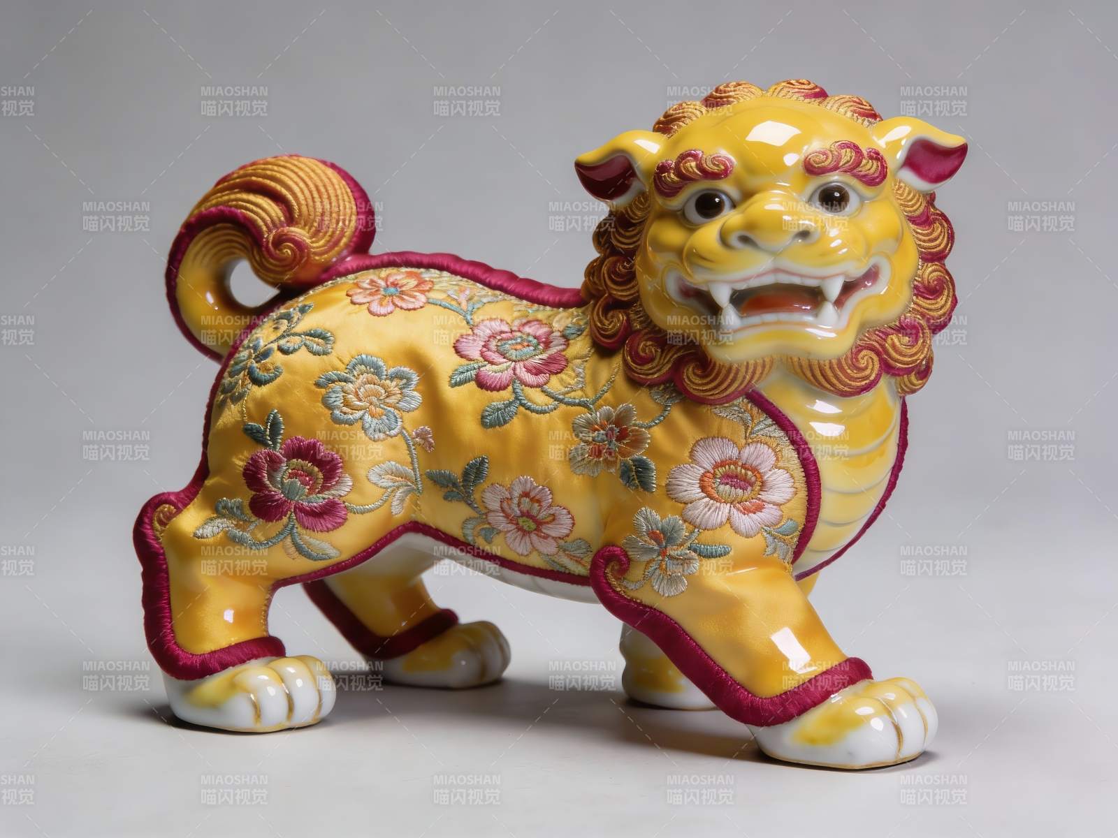 黄色绣花狮子摆件图片