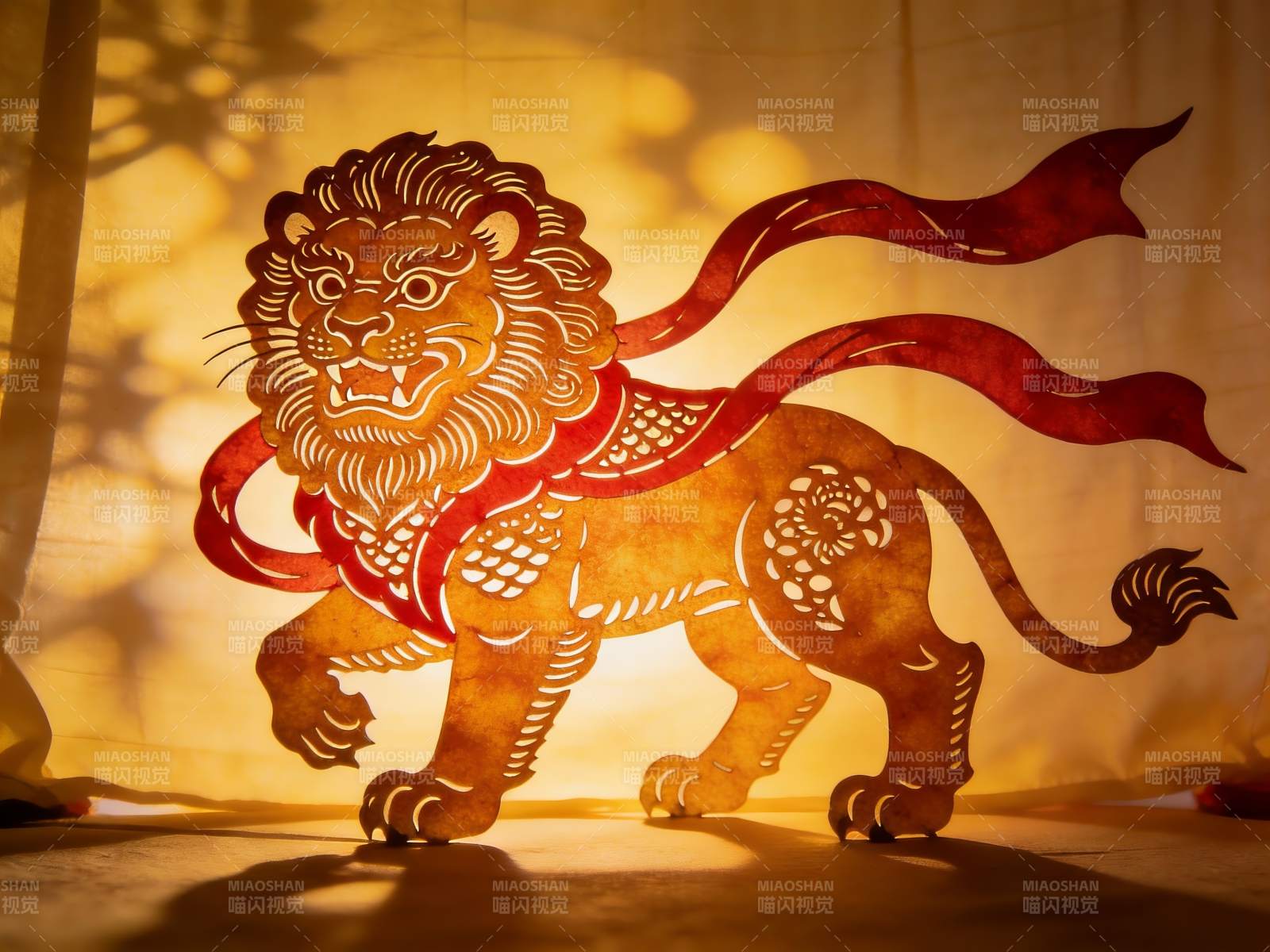 光影下的剪纸狮子艺术作品图片