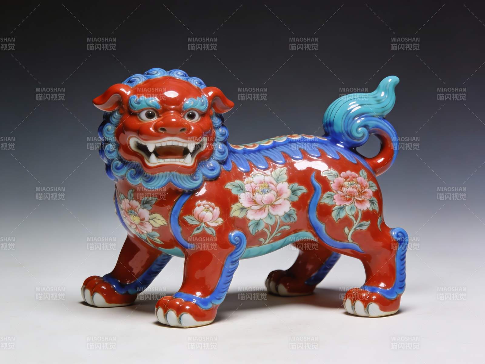 色彩鲜艳的中式狮子雕塑图片