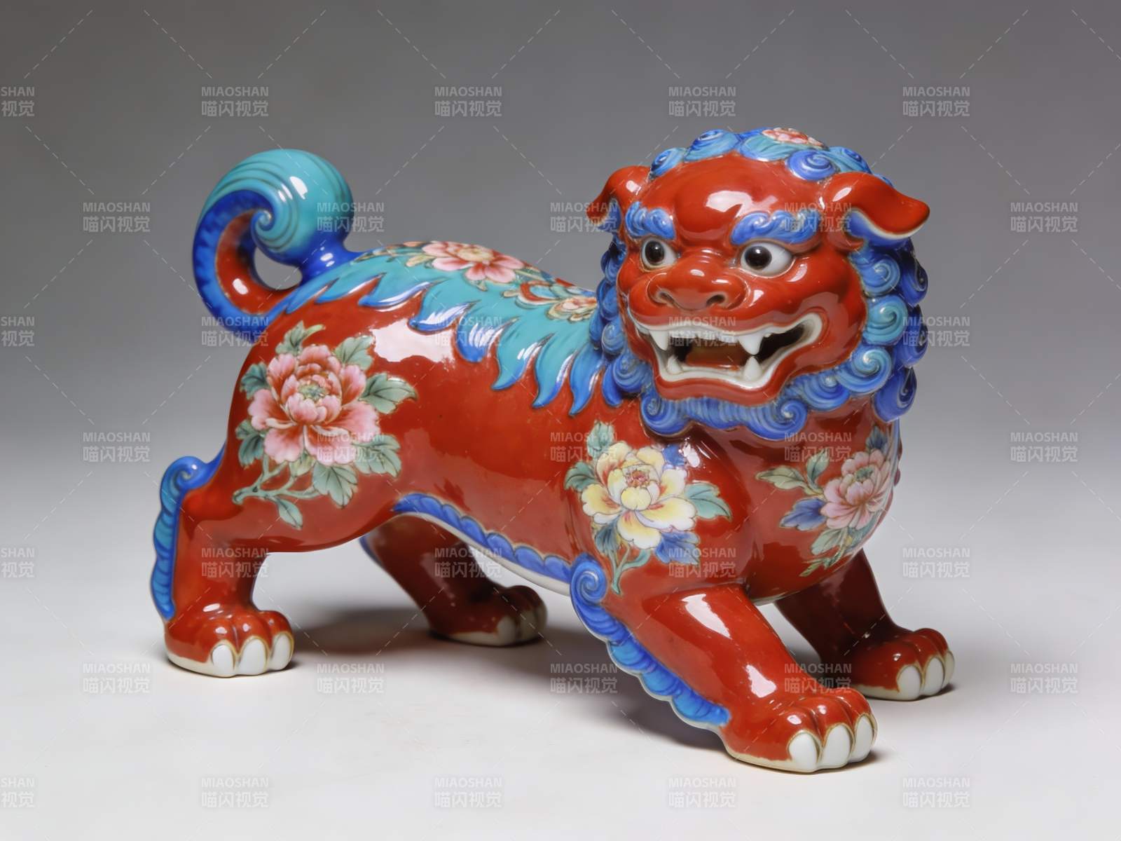 色彩鲜艳的中国风狮子雕塑图片