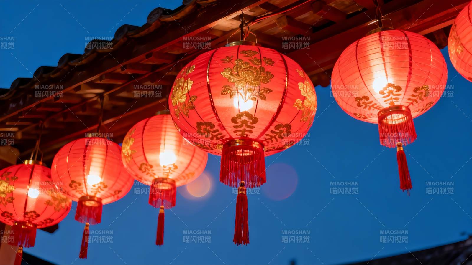 夜幕下古建筑红灯笼图片