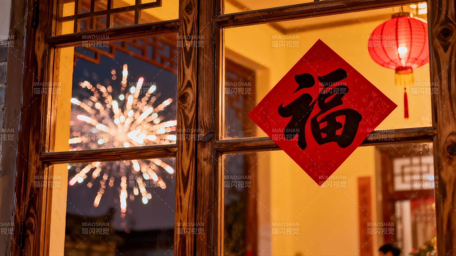 窗前烟花与福字灯笼夜景图片