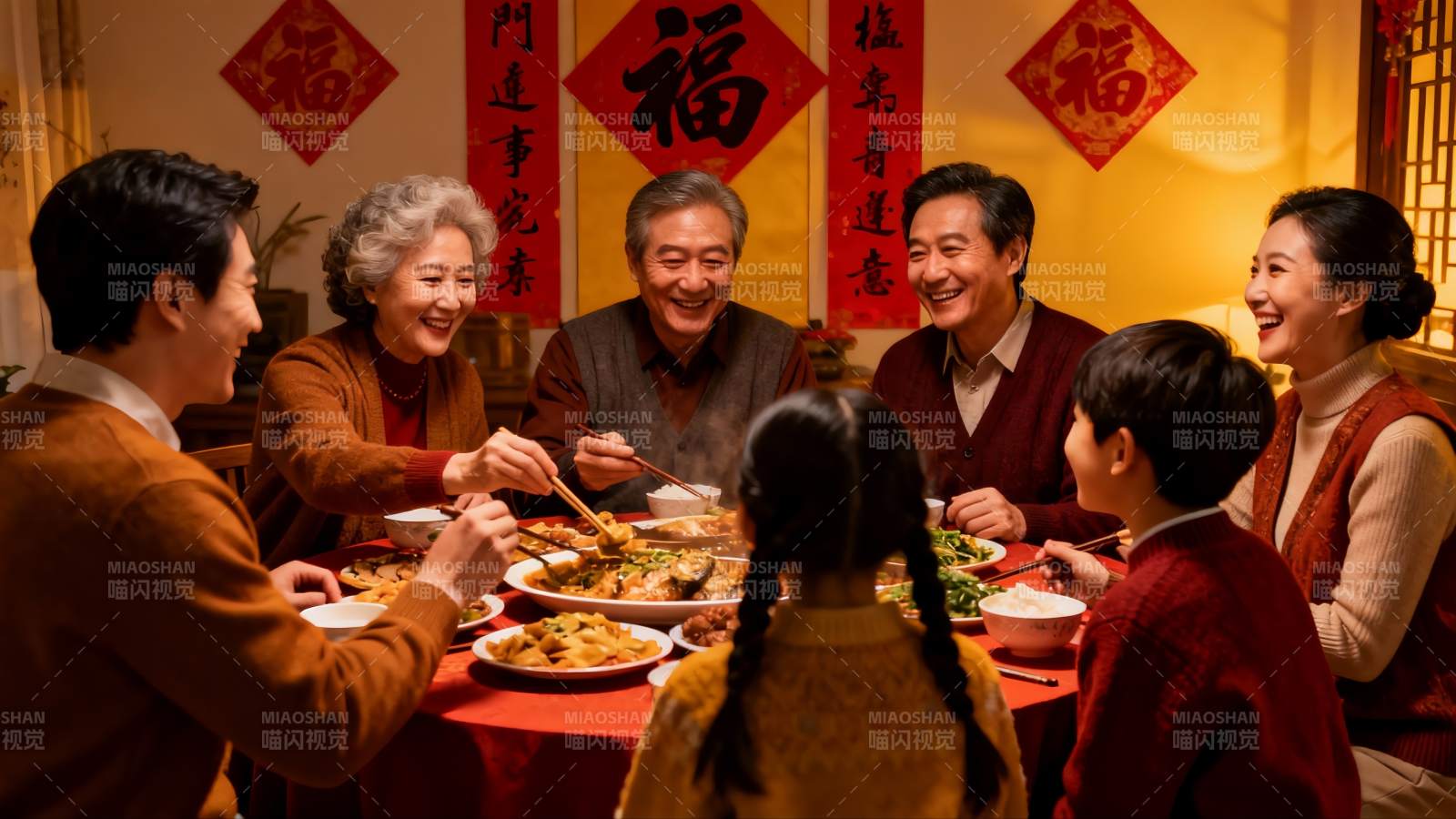 三代同堂家庭聚餐温馨场景图片