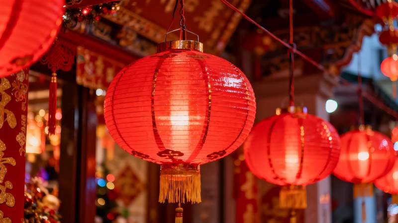 红灯笼高挂古建筑夜景图片