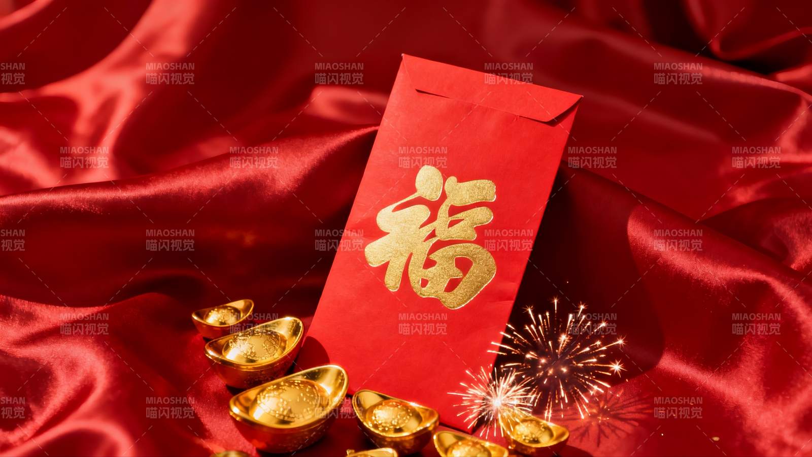 红色福袋与金元宝新年喜庆场景图片