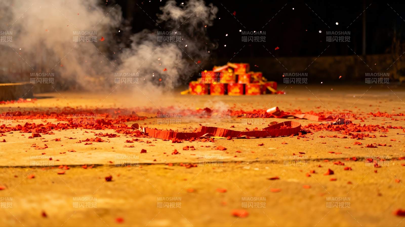 烟花燃放后地面散落残片图片