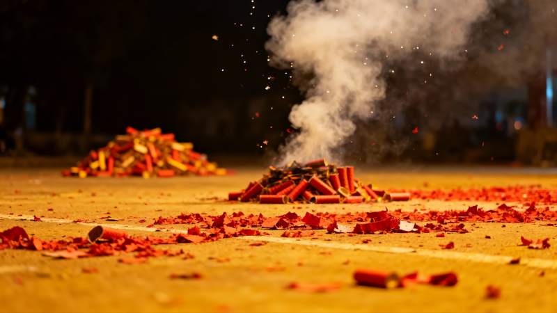 夜场烟花燃放后残骸图片