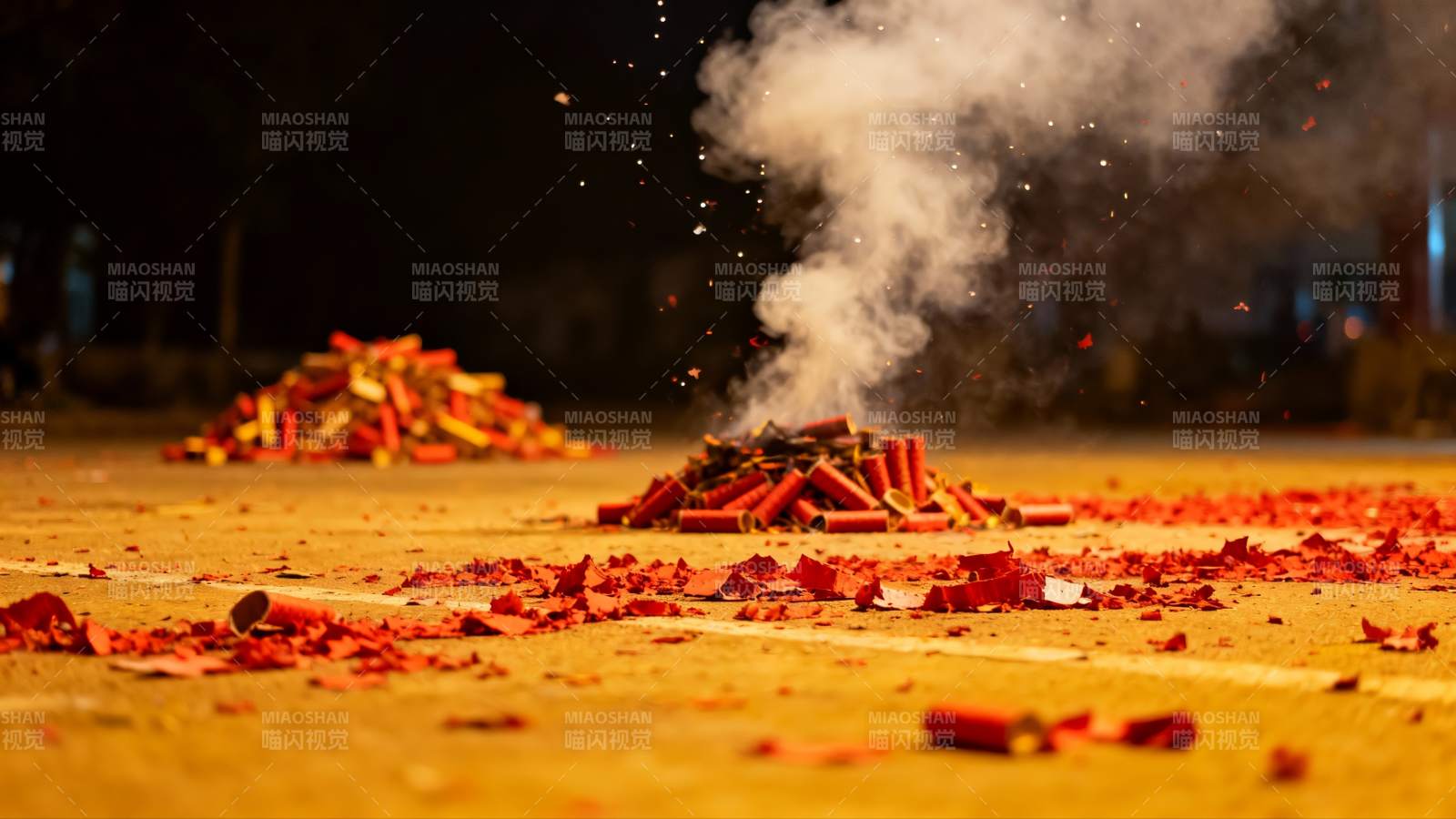 夜场烟花燃放后残骸图片