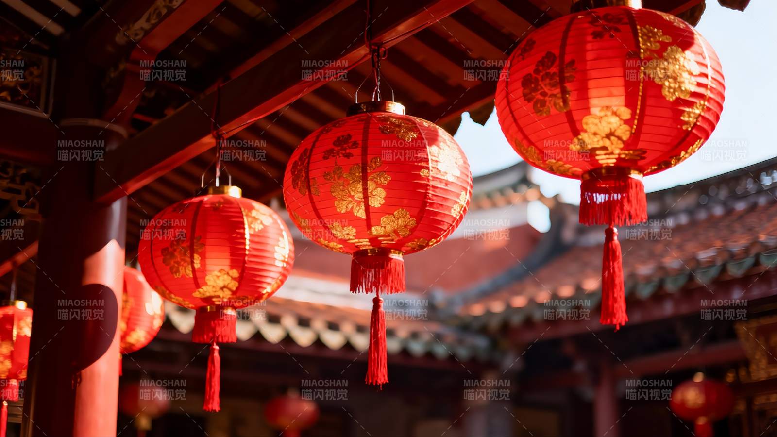 古建筑前悬挂的红色灯笼图片