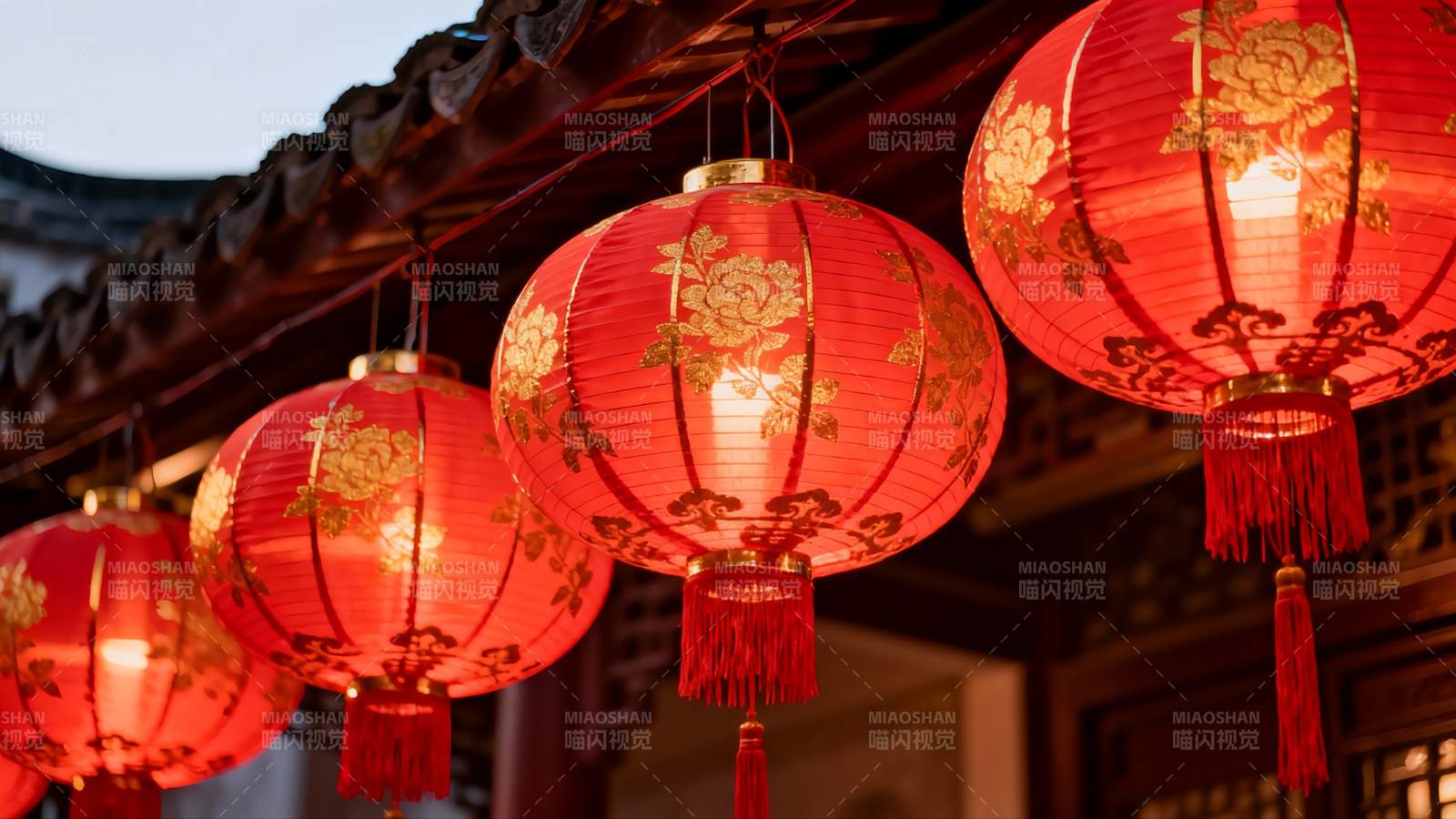 古建筑前悬挂的红色灯笼图片