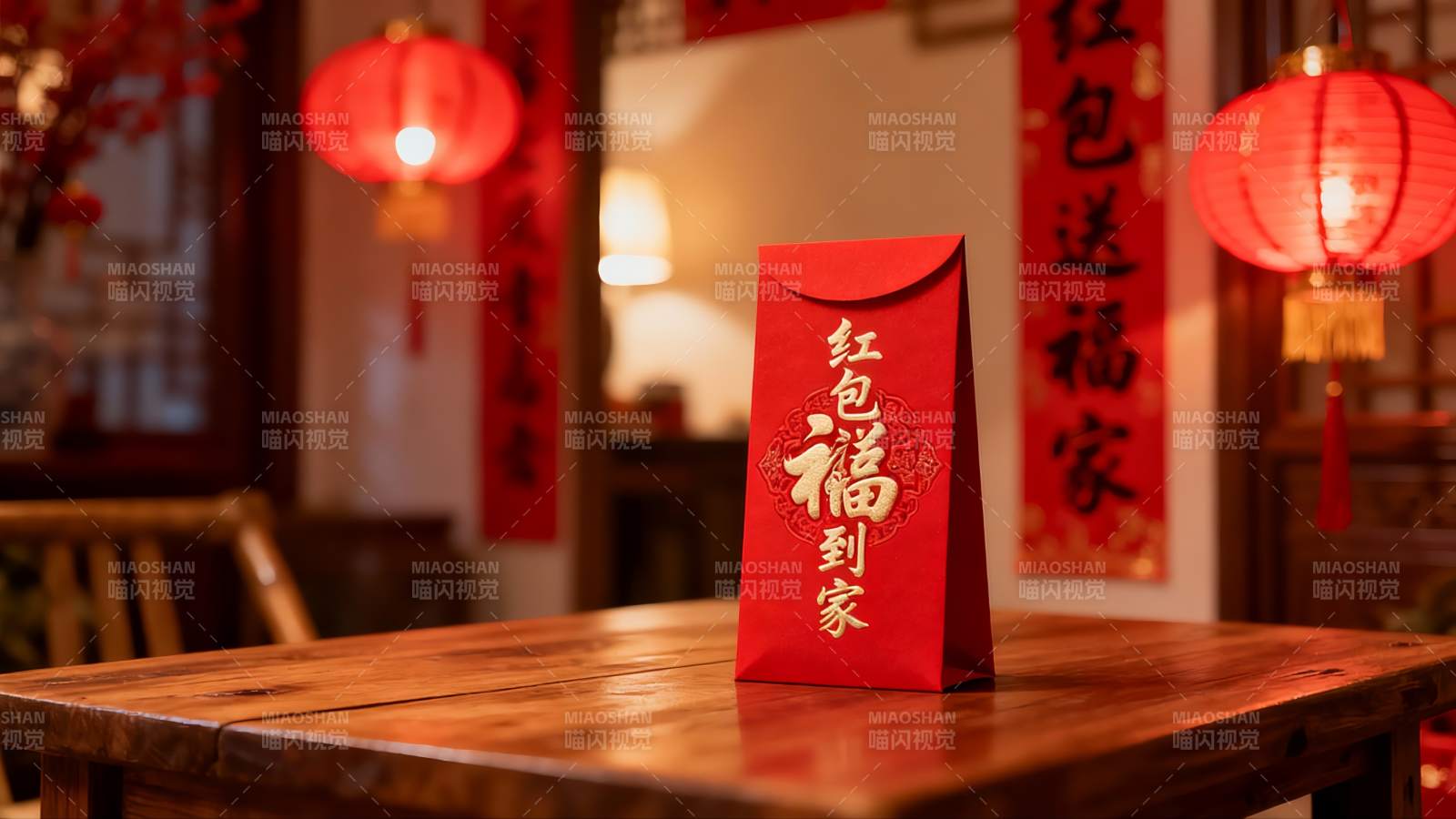 春节红包摆放在木质桌上图片