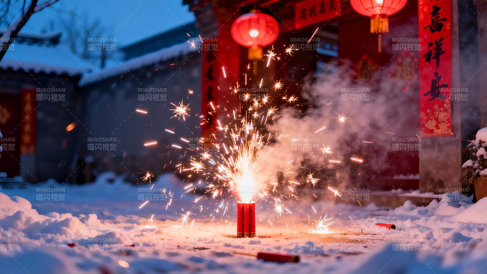雪地烟花绽放传统节日氛围图片