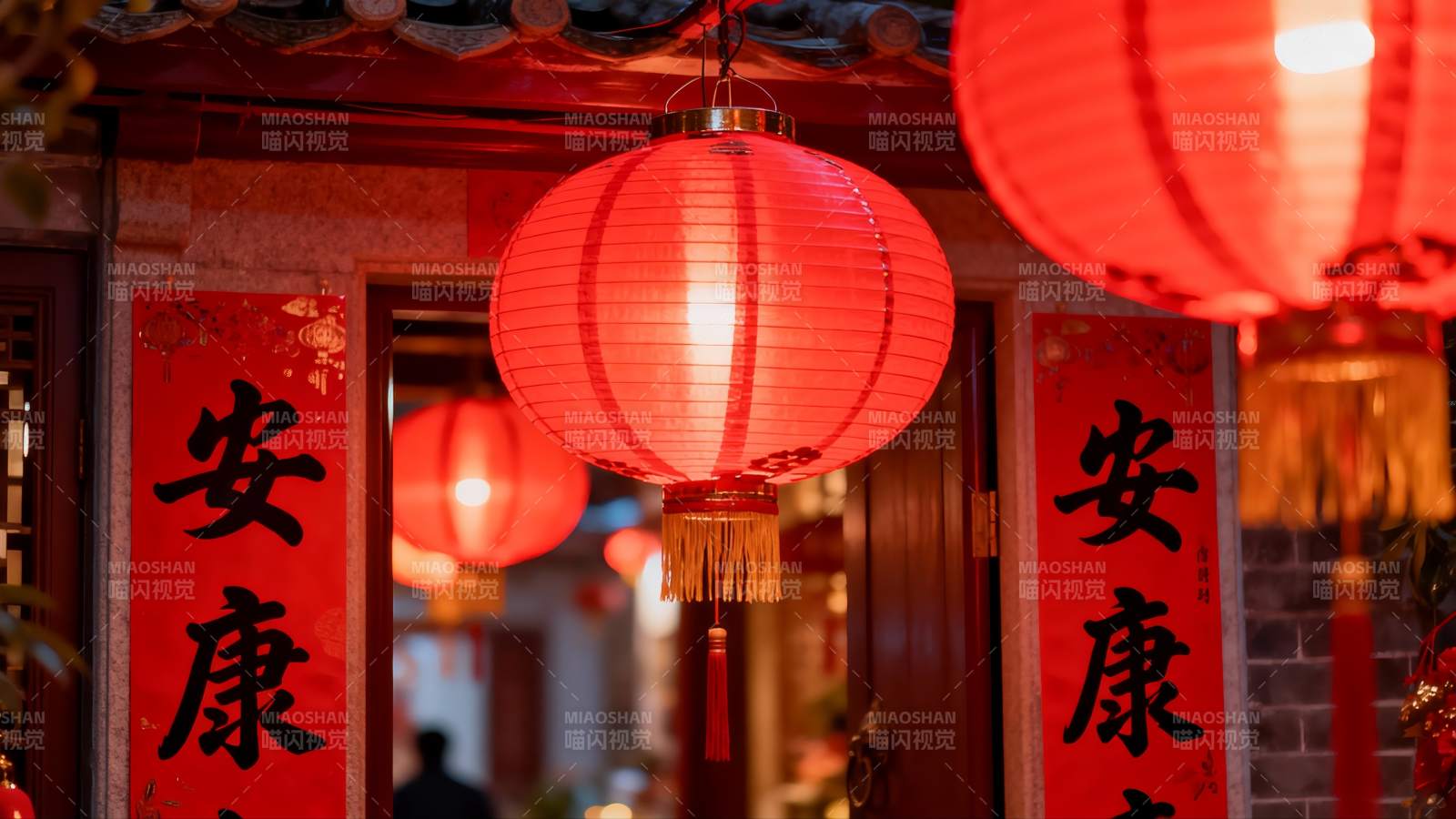 红灯笼映衬下的传统门扉图片