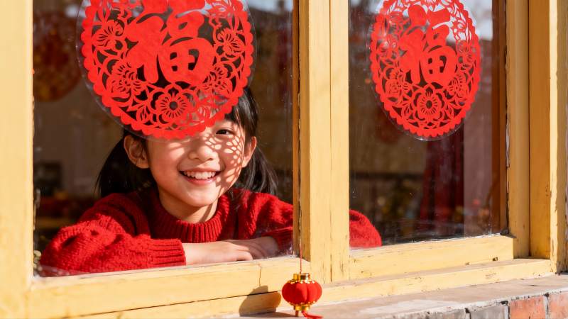 窗边女孩笑迎新春福字挂饰图片