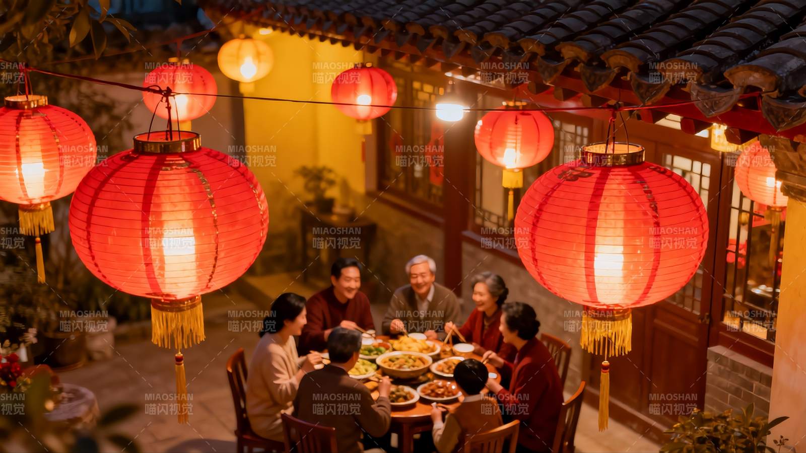 月下庭院团圆饭红灯笼高挂图片