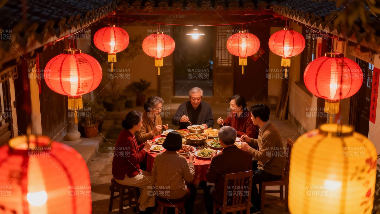 月下庭院团圆饭图片