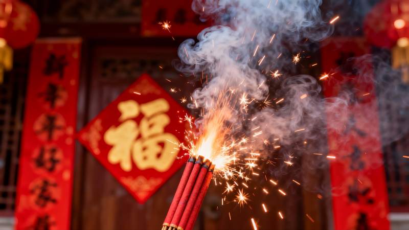 春节烟花绽放喜庆氛围图片