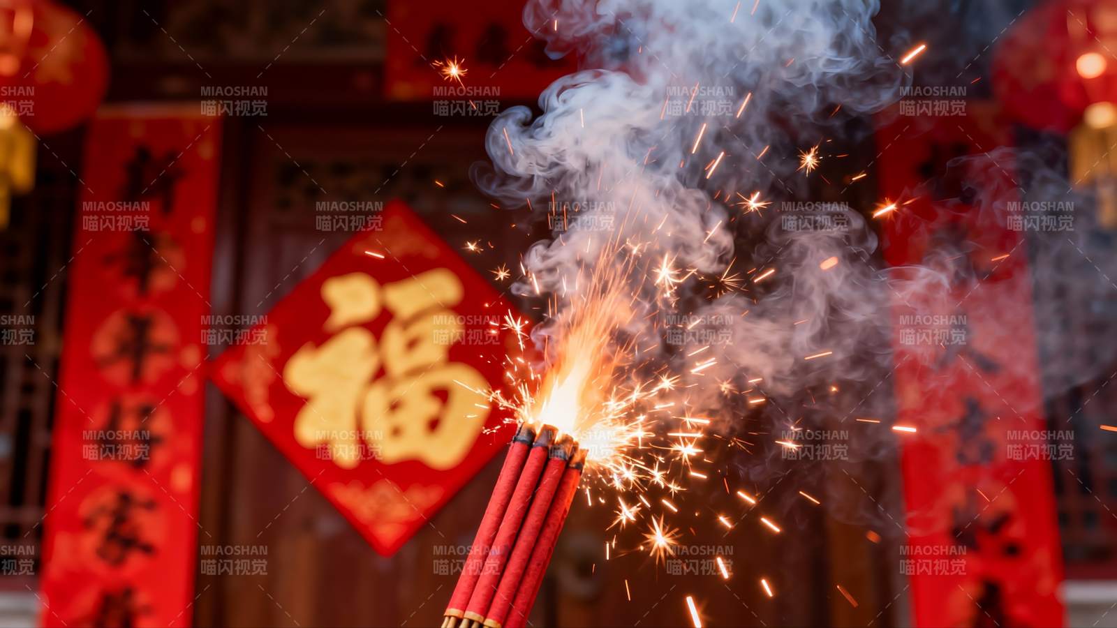 春节烟花绽放喜庆氛围图片