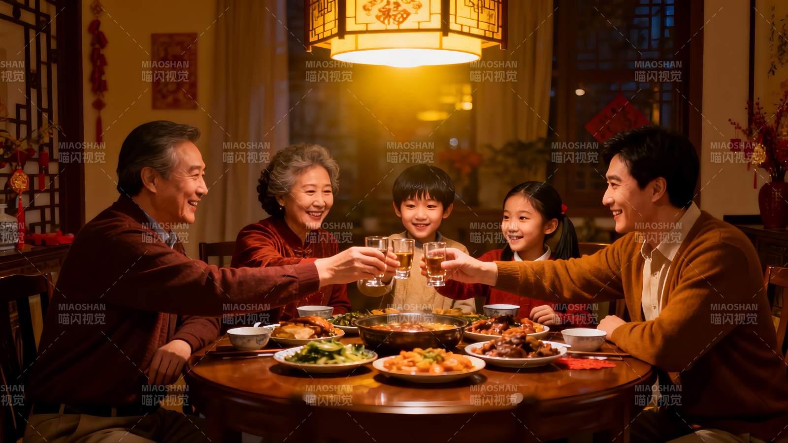 家庭聚餐欢庆团圆时刻图片