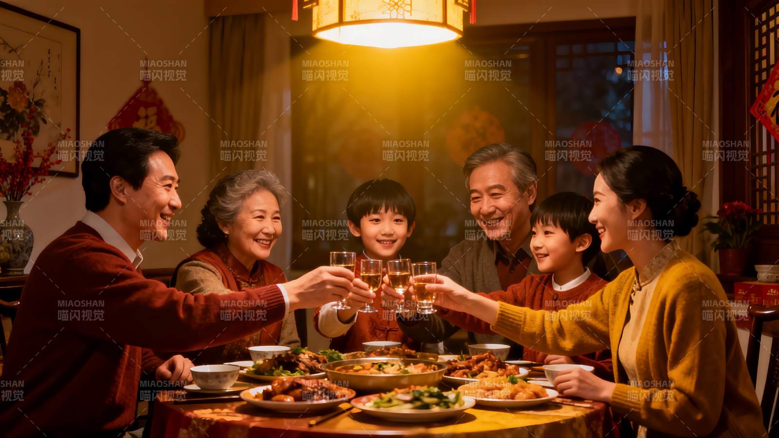 温馨家庭聚餐举杯欢庆图片