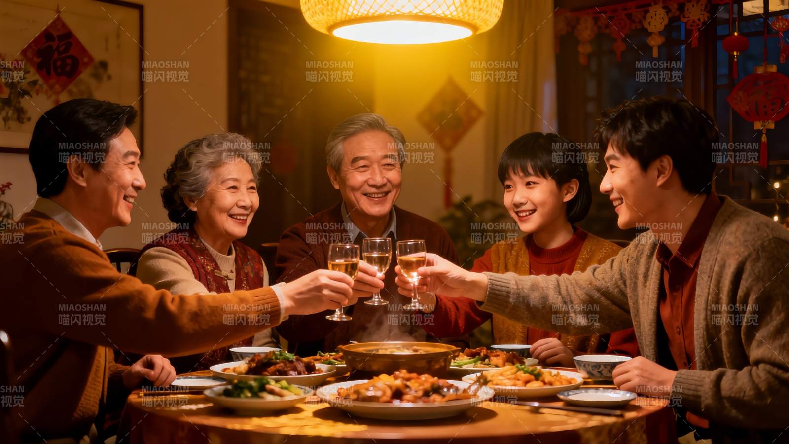 家庭聚餐欢庆团圆图片