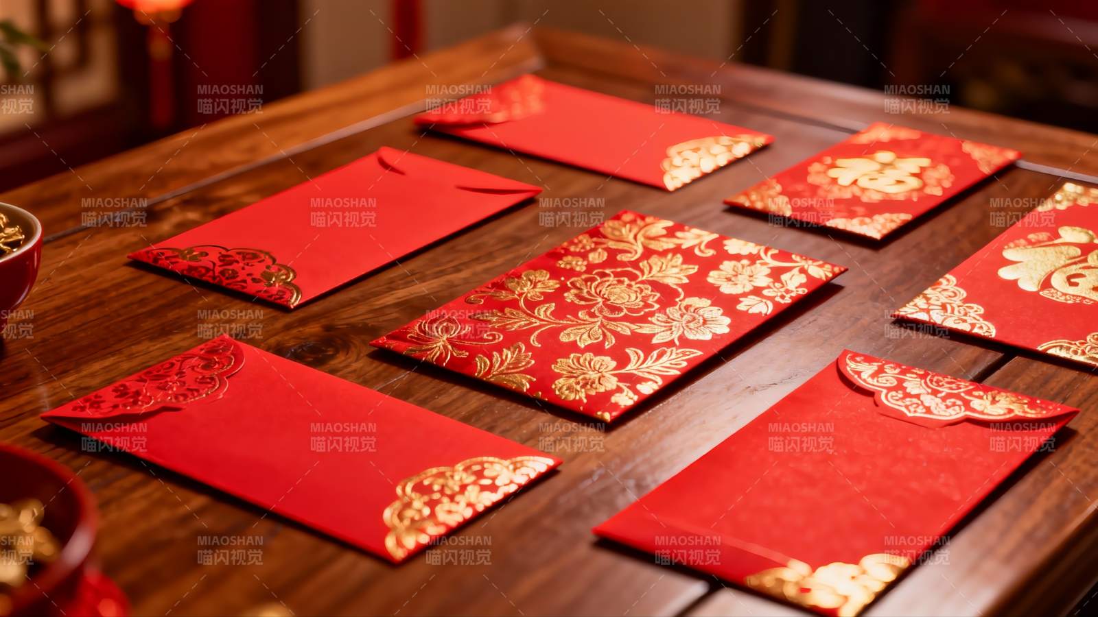 红色红包摆放在木质桌面上图片