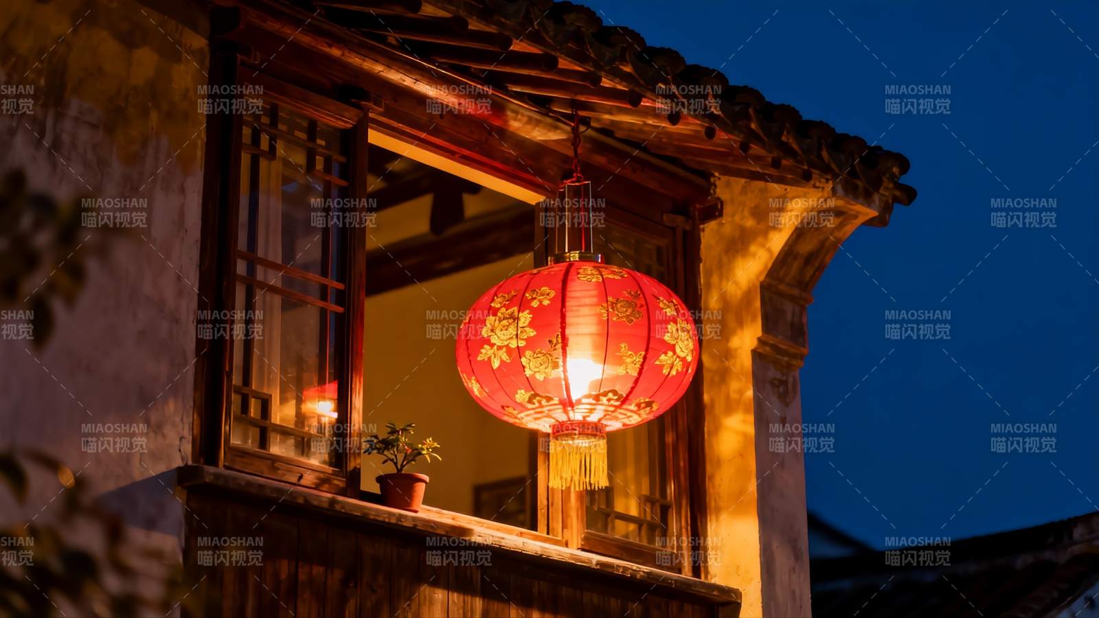 夜色古建筑窗前红灯笼图片